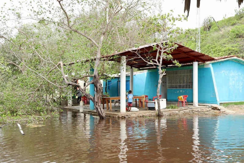 “No están solos, tienen todo el apoyo del Gobierno de Oaxaca”, expresa Salomón Jara a damnificados de Villa de Tututepec