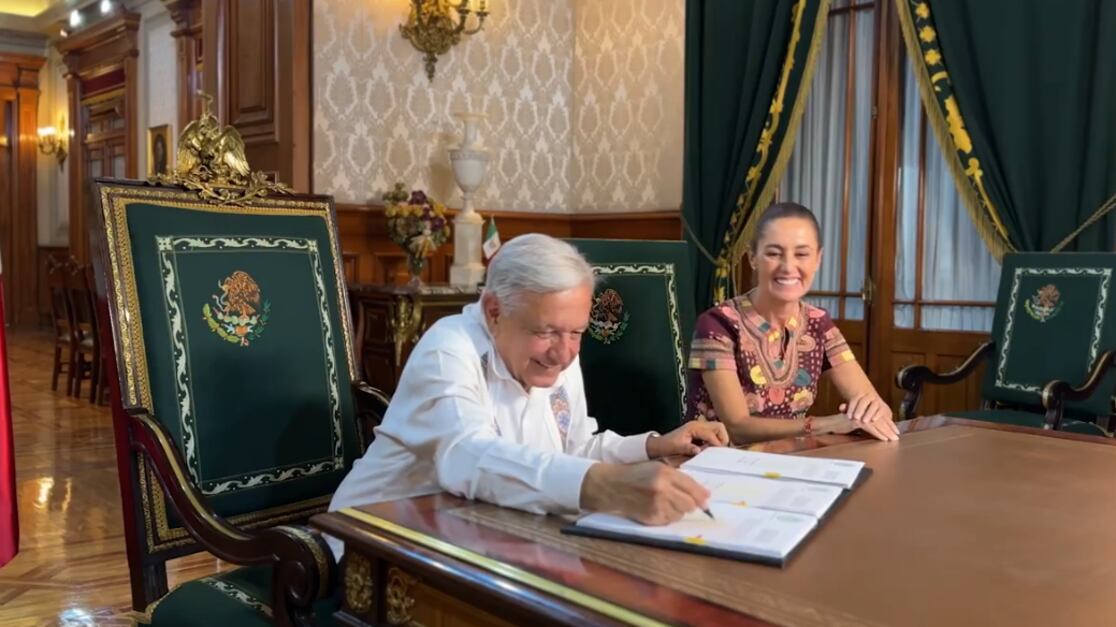 AMLO firma decreto