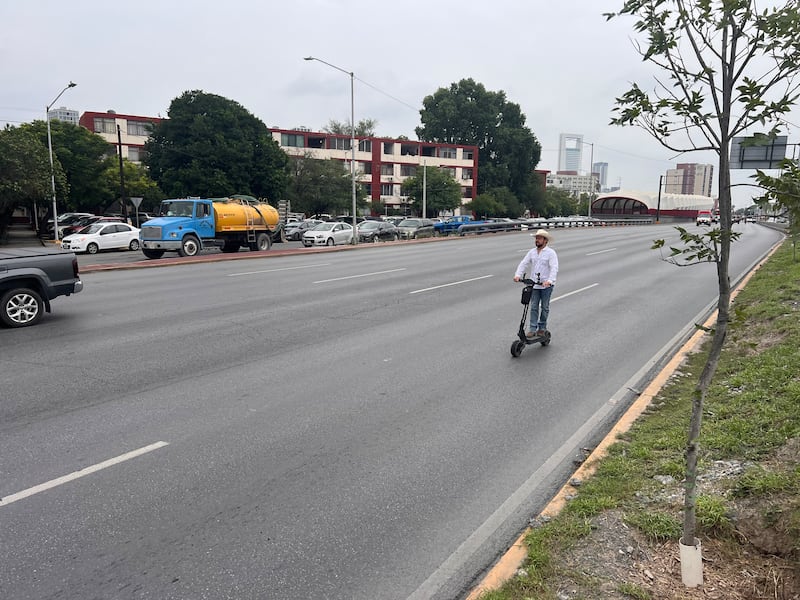 El diputado Mario Salinas prefirió trasladarse en scooter.