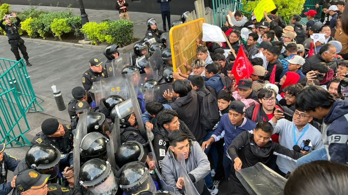 Video: Enfrentamiento entre estudiantes de FNERRR y policías en Zócalo CDMX; esto fue lo que pasó