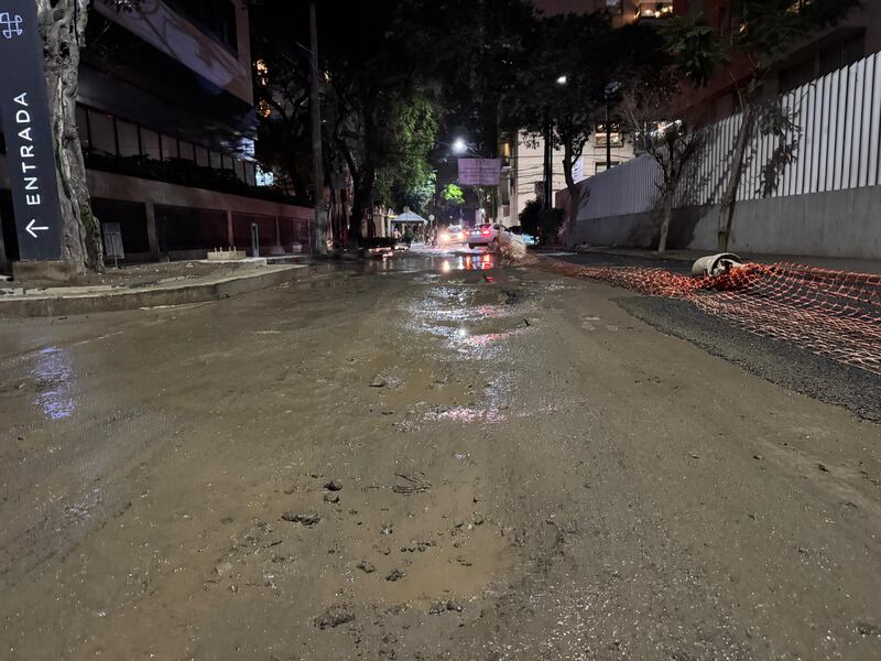 Enormes baches convierten calles de Polanco en una 'zona de guerra'
