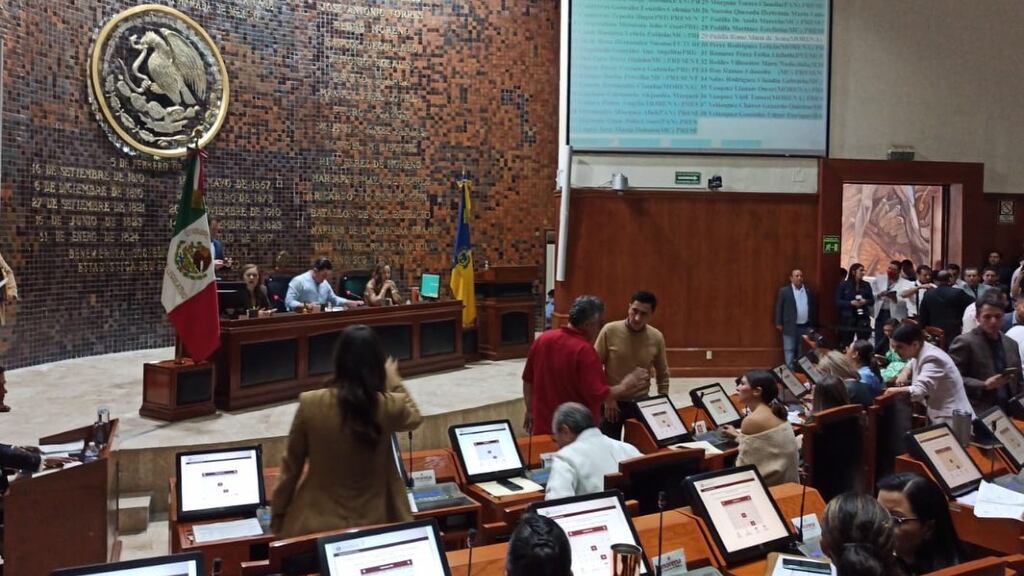 La reforma aprobada esta tarde, afirman, sólo beneficia a los partidos grandes.