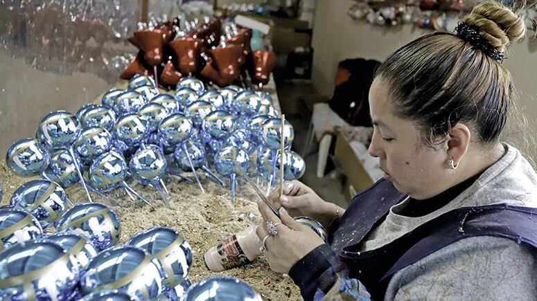 Los productores de adornos de Navidad bajaron sus precios hasta 30% para competir con los productos chinos; otros sacrificaron la calidad o recortaron su producción para sobrevivir.