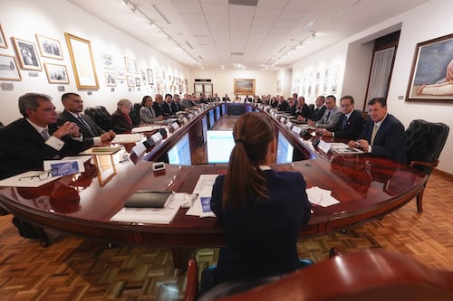 Sheinbaum se reúne con directivos de la industria automotriz y perfila plan integral para el sector