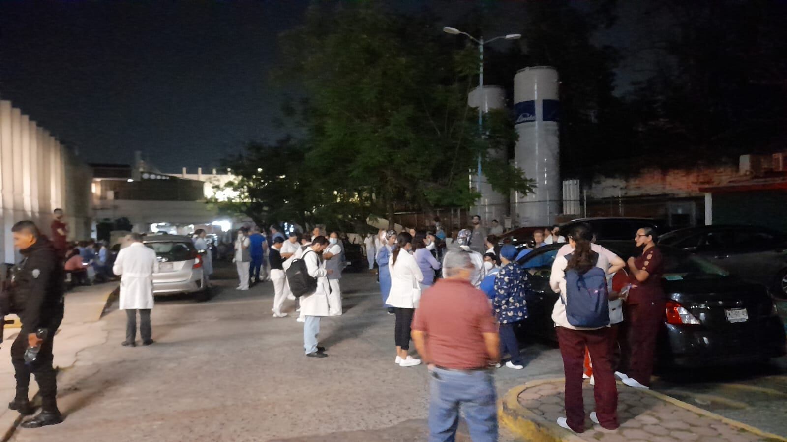 Varios hospitales fueron desalojados por las autoridades.