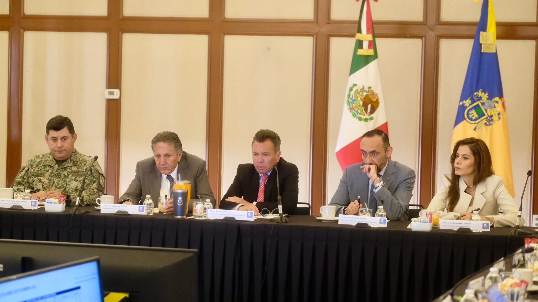 El gobernador de Jalisco, Pablo Lemus, se reunió, como cada semana, con autoridades del estado para trabajar en los ejes de acción de los operativos de seguridad. CORTESÍA/ GOBIERNO DE JALISCO