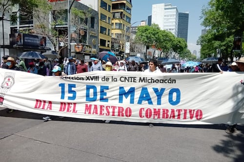 Integrantes de la CNTE marcharon para celebrar desde las calles el Día del Maestro