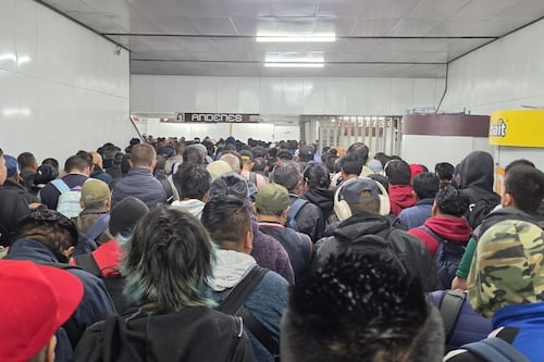 ¿Qué pasa en el Metro CDMX hoy? Reportan retrasos, alta afluencia y trenes detenidos en varias líneas