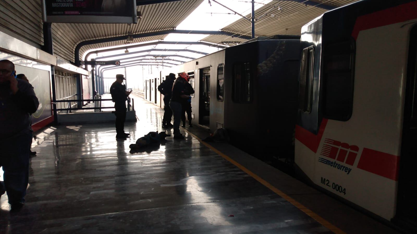 Protección Civil Nuevo León se dio a la tarea de recuperar el cuerpo atrapado entre el andén y el vagón.