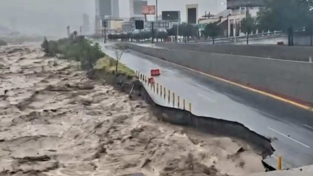 El agua se "comió" parte del carril exprés en Avenida Constitución.
