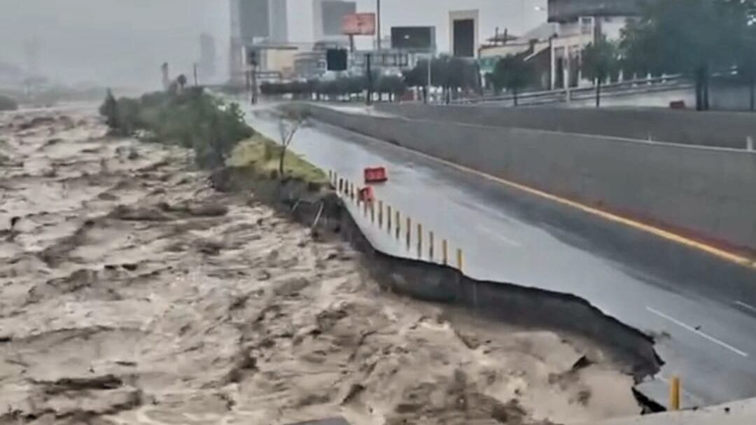 El agua se "comió" parte del carril exprés en Avenida Constitución.
