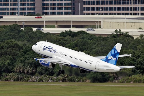 Aeropuerto internacional de Estados Unidos prohibe el uso de pijama ¿Qué se sabe del caso?