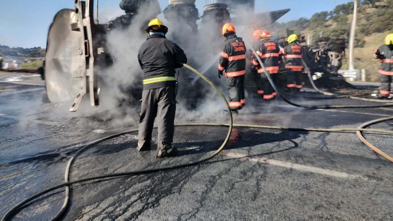 Los bomberos usaron un químico especial para sofocar el fuego.