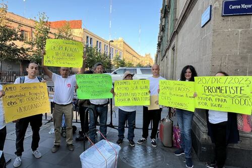 Damnificados por el huracán Otis exigen apoyo de AMLO frente a Palacio Nacional