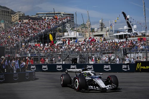 Checo Pérez firma legendaria remontada en Mónaco y le da a Cadillac su primer punto en F1