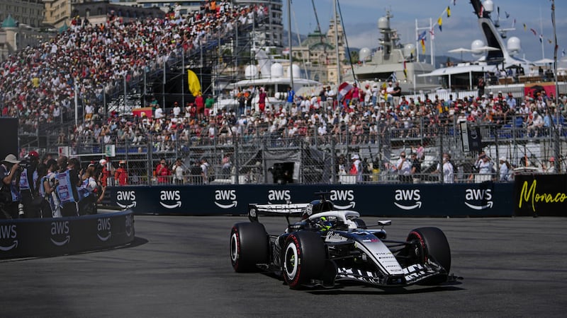 Checo Pérez firma legendaria remontada en Mónaco y le da a Cadillac su primer punto en F1