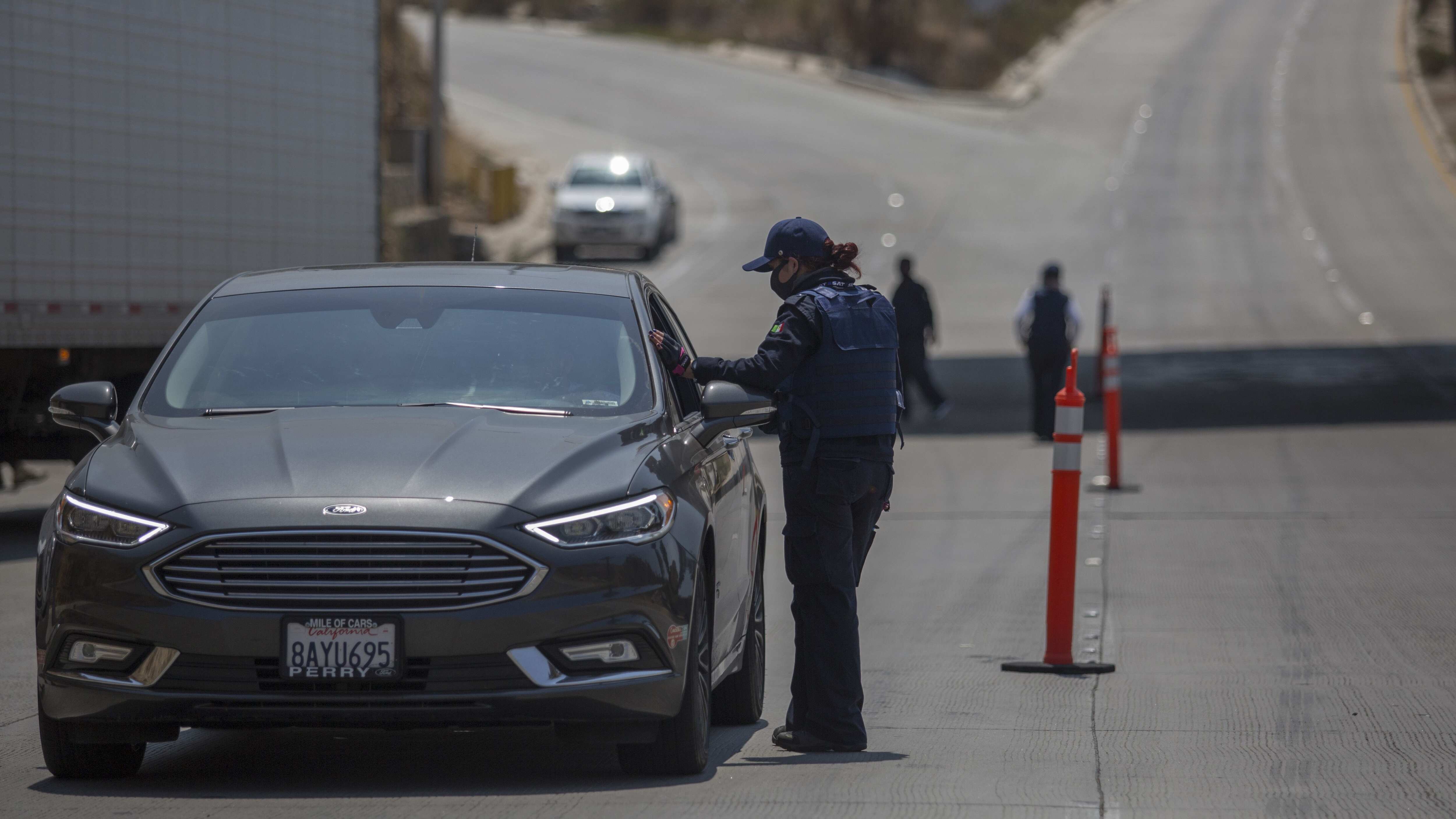 TIJUANA, BAJA CALIFORNIA, 27AGOSTO2020.- Agentes del Sistema de Administración Tributaria y Sedena montaron un operativo en el cual están deteniendo autos considerados ilegales en un retén cercano a caseta de cuota Tijuana- Tecate, además mediante un arco detector se revisa al trasporte de carga con el fin de localizar mercancía ilegal. FOTO: OMAR MARTÍNEZ /CUARTOSCURO.COM