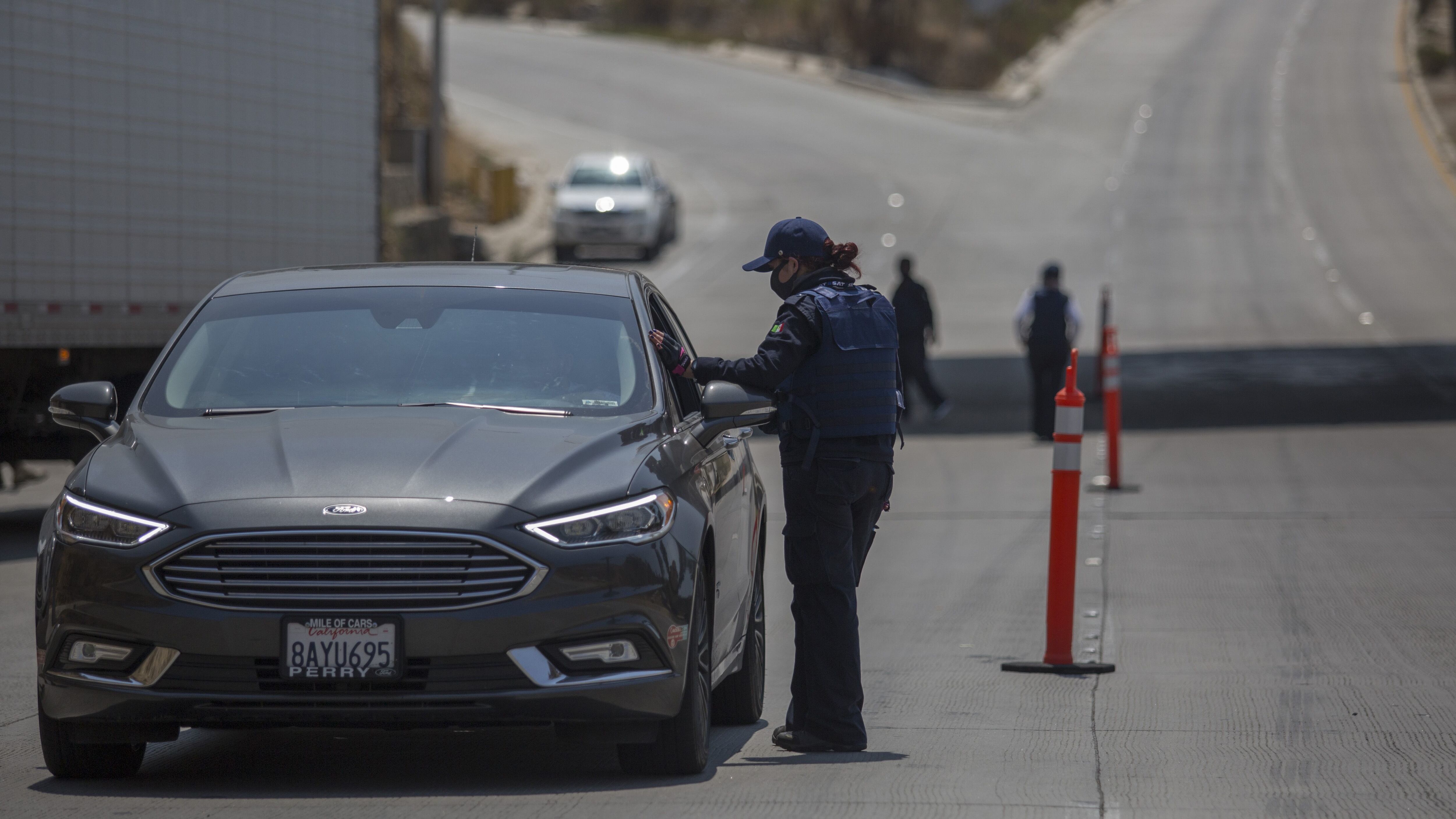 TIJUANA, BAJA CALIFORNIA, 27AGOSTO2020.- Agentes del Sistema de Administración Tributaria y Sedena montaron un operativo en el cual están deteniendo autos considerados ilegales en un retén cercano a caseta de cuota Tijuana- Tecate, además mediante un arco detector se revisa al trasporte de carga con el fin de localizar mercancía ilegal. FOTO: OMAR MARTÍNEZ /CUARTOSCURO.COM