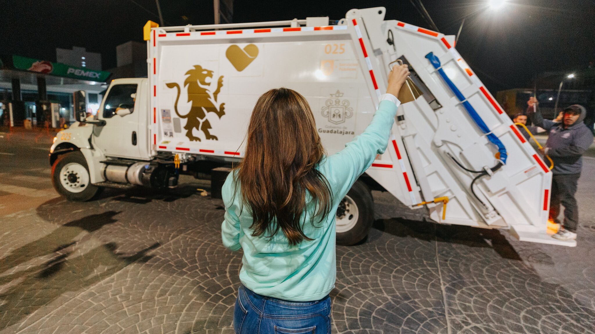 La alcaldesa de Guadalajara, Verónica Delgadillo, dio el banderazo de salida a una flotilla de nuevos camiones recolectores de basura, marcando el inicio de una etapa histórica en la gestión de residuos de la ciudad. Este miércoles, desde la emblemática Glorieta Minerva, se puso en marcha el plan Limpia Guadalajara, que busca transformar la forma en que se maneja la basura en el municipio.