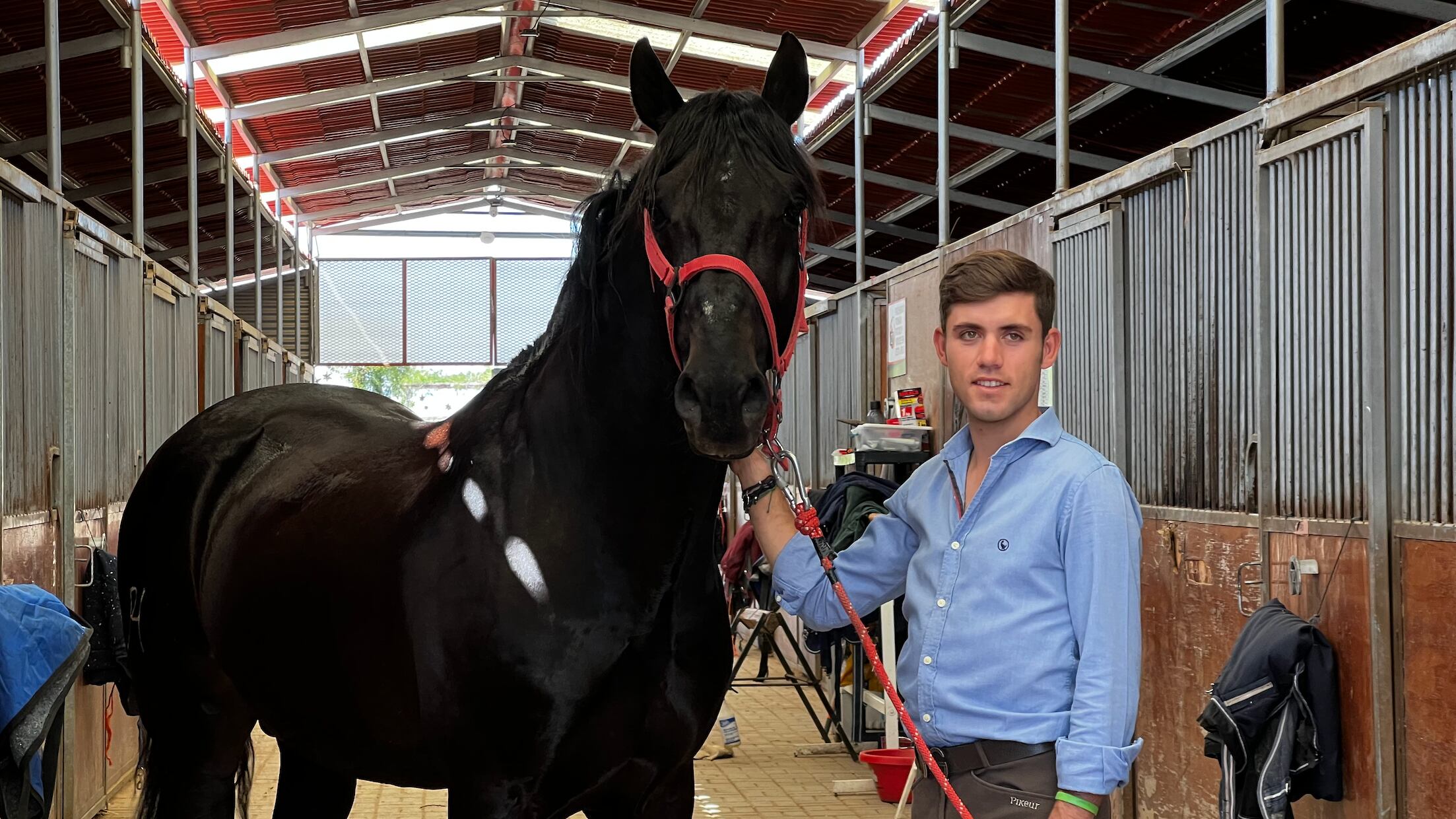 El heredero de una de las dinastías más importantes del rejoneo mundial, Guillermo Hermoso de Mendoza, nos recibe en su rancho de San Miguel de Allende, donde entrena junto a sus caballos para su próxima corrida en la Monumental Plaza México