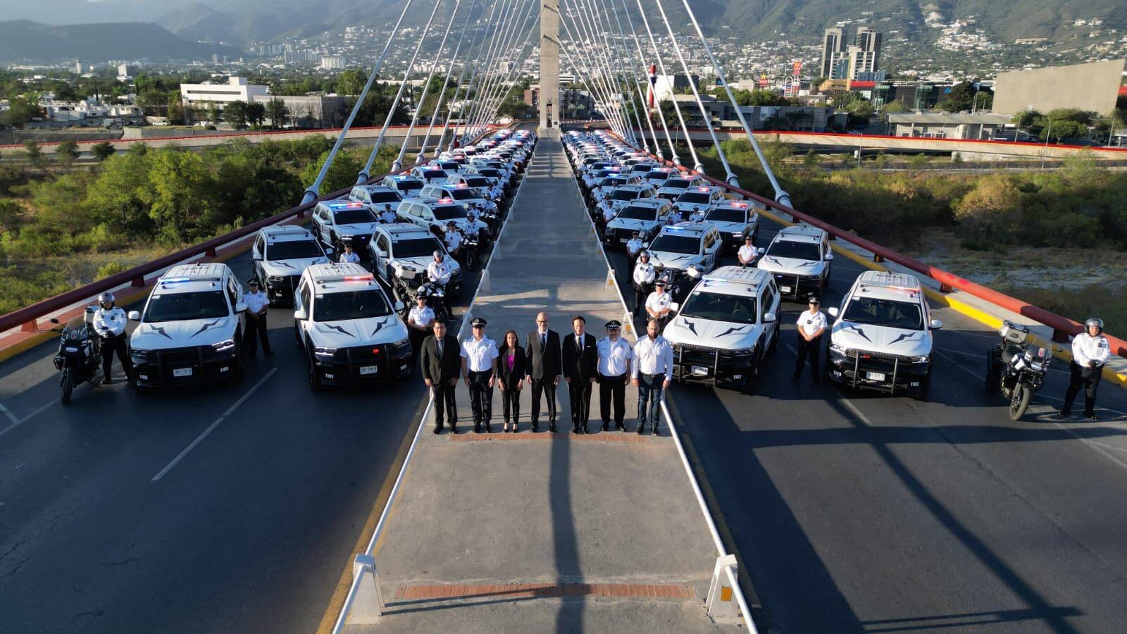 La presentación de las unidades se hizo en el Puente Atirantado.