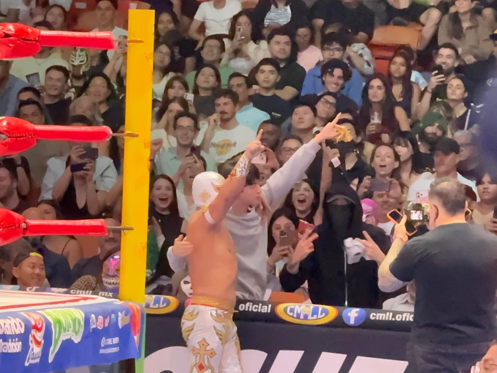BTS cambia el escenario 360 por la Arena México, en emocionante función de lucha libre en CDMX