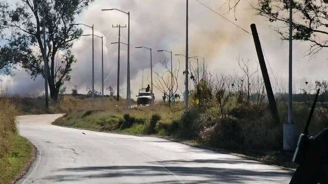 El enfrentamiento entre civiles armados y elementos de la Guardia Nacional en Zapotlanejo dejó como saldo un vehículo volcado y calcinado en la comunidad de Santa Fe. X -TWITTER-/ Eco_1_LVM