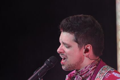 El cantante y compositor venezolano fue sorprendido con un disco Platino por su álbum EVA, Doble diamante y Triple Platino por su sencillo Ojos Marrones en el Teatro Metropólitan.