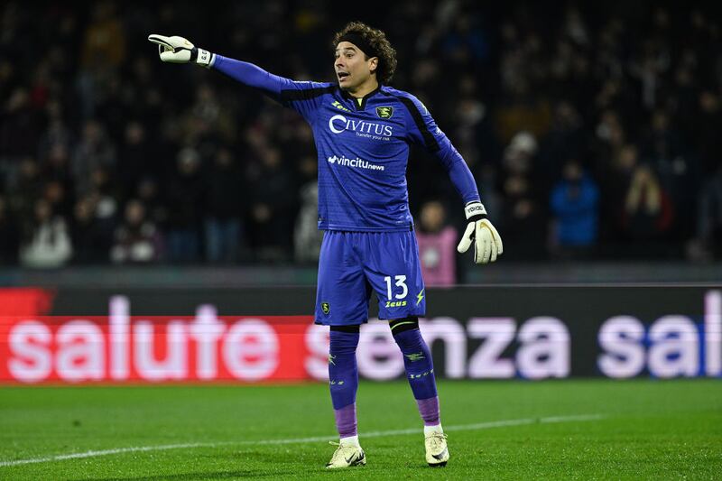Guillermo Ochoa termina contrato con Salernitana al final de temporada.