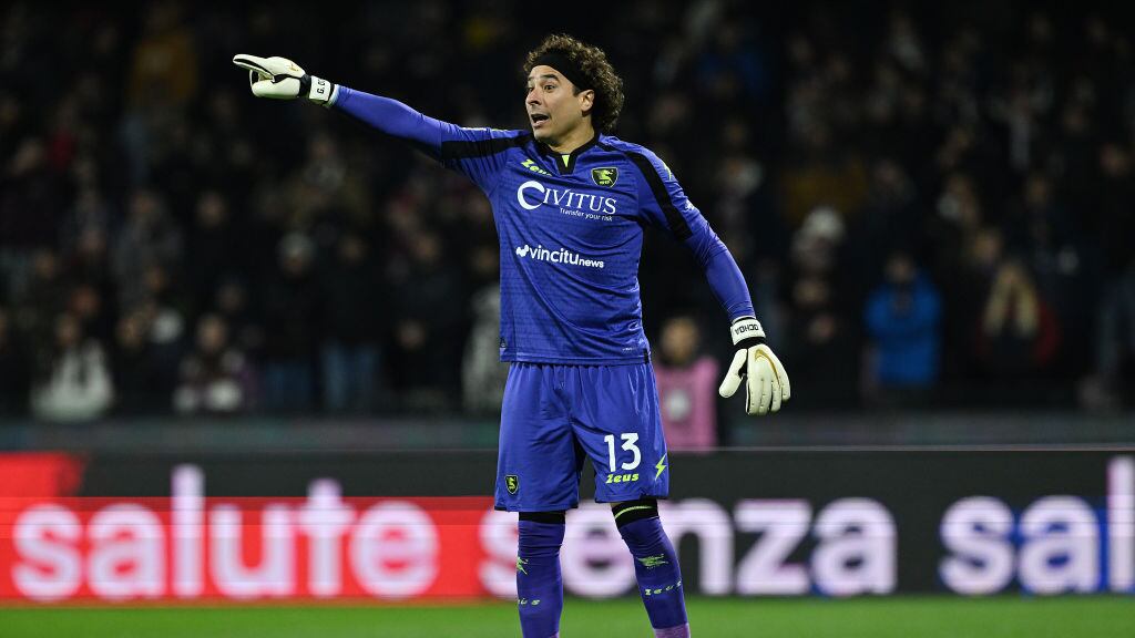 Guillermo Ochoa termina contrato con Salernitana al final de temporada.