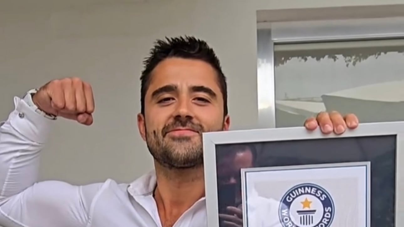 Enrique Zapata rompe el Récord Guinness de más dominadas en 24 horas
