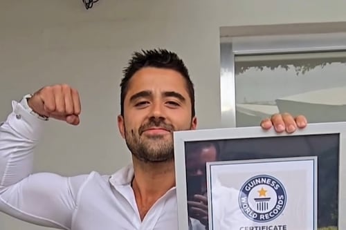 Enrique Zapata rompe el Récord Guinness de más dominadas en 24 horas