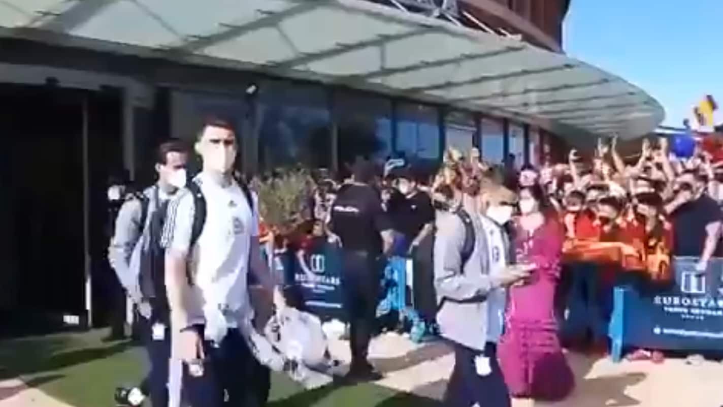 Jugadores de España son criticados por ignorar a los aficionados