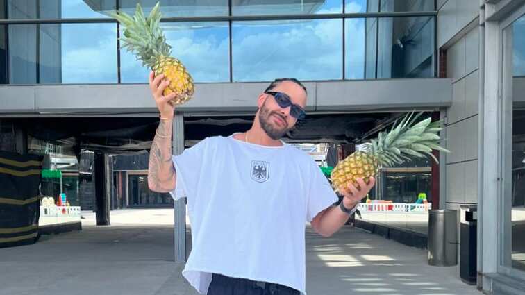 Prince Royce se suma al trend de Mercadona para lanzar su nuevo sencillo.