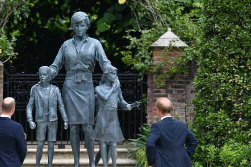 William y Harry se reencuentran en develación de estatua de la princesa Diana