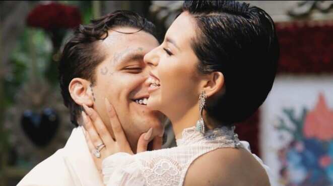 Christian Nodal y Ángela Aguilar en una de sus fotos de boda