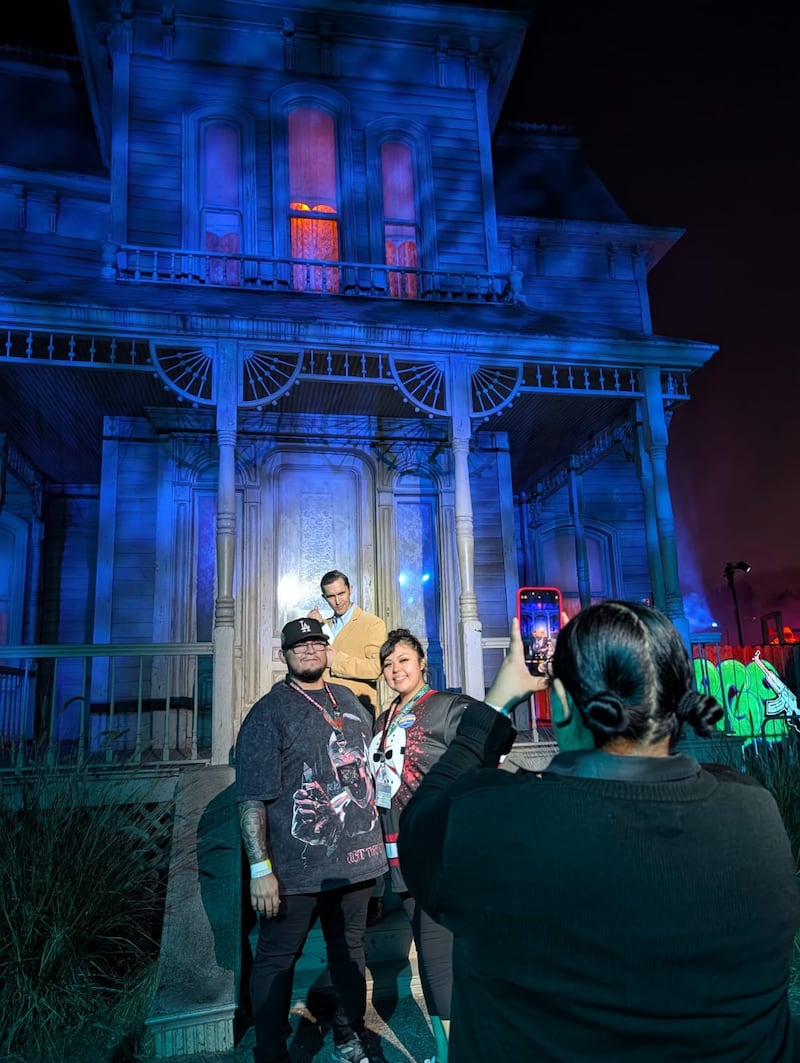 Probamos el nuevo Google Pixel 10 Pro entre luces tenebrosas, monstruos y niebla en Universal Studios Hollywood