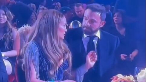 Los ojos del mundo estuvieron puestos en la cantante y actriz Jennifer López y su esposo el actor Ben Affleck por el extraño momento.