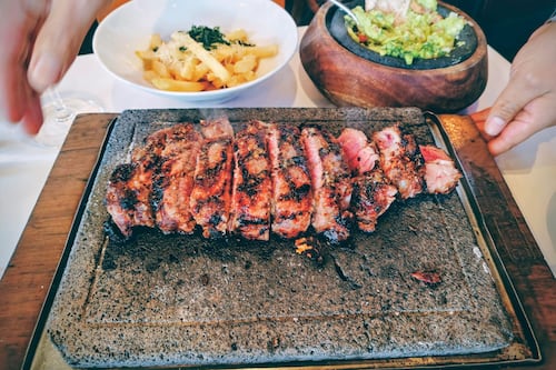 Brinda, comparte y cierra el año alrededor de las mesas de este restaurante