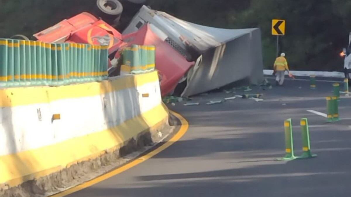 Volcadura de tráiler en la México Cuernavaca a la altura de La Pera.