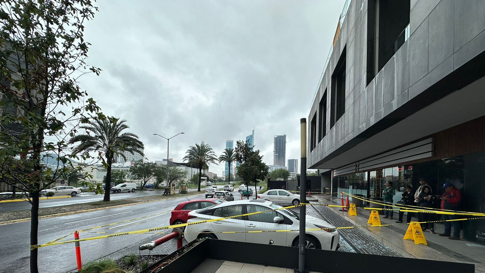 Quedó acordonada el área de cinco cajones de estacionamiento y un pasillo, por riesgo de caída de más vidrios en el lugar.