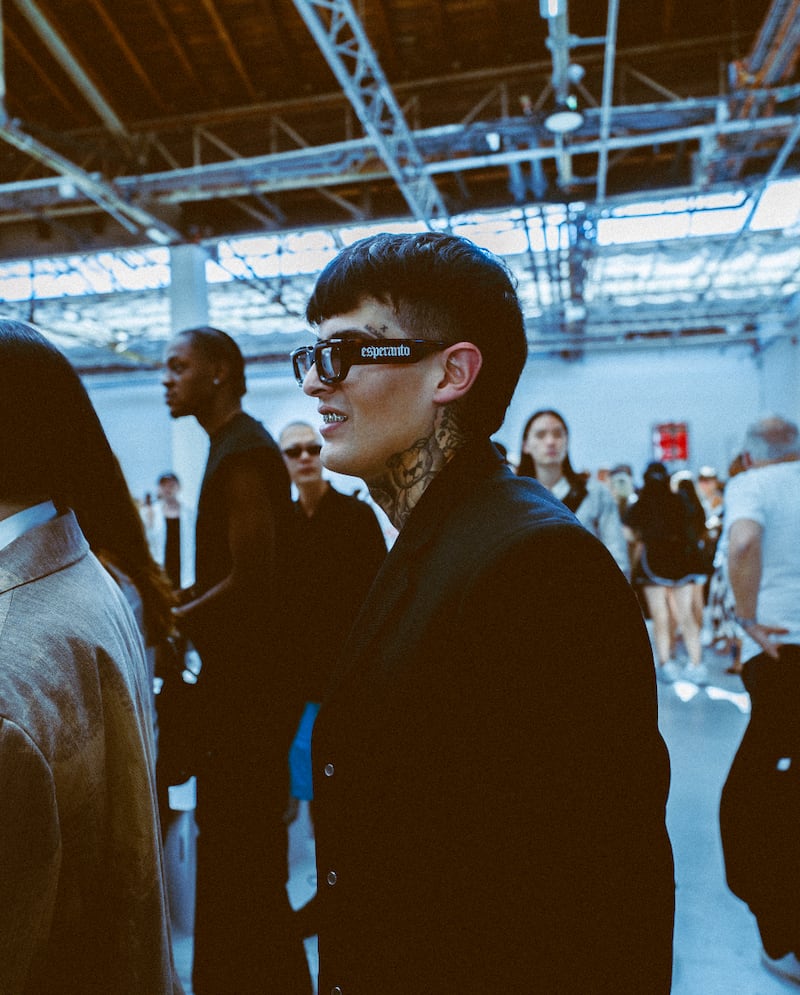 Adriel Favela brilla en la Semana de la Moda de París