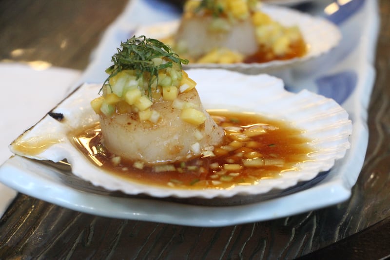 Este restaurante del chef Shige Takane  celebra la comida Nikkei mexicana con ingredientes frescos del día y recetas con historia