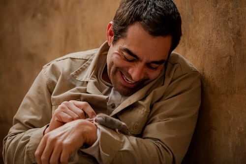 Omar Chaparro apuesta al riesgo y al corazón en La celda de los milagros