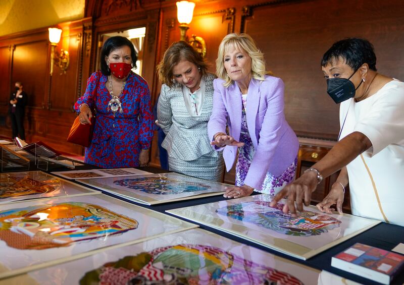 La primera dama Jill Biden, con la primera dama Beatriz Gutiérrez Müller de México, visita la Biblioteca del Congreso, el martes 12 de julio de 2022 en el Capitolio en Washington. La primera dama Jill Biden acompañó a su homóloga mexicana, Beatriz Gutiérrez Müller, en una visita a la Biblioteca del Congreso. (AP Photo/Mariam Zuhaib)