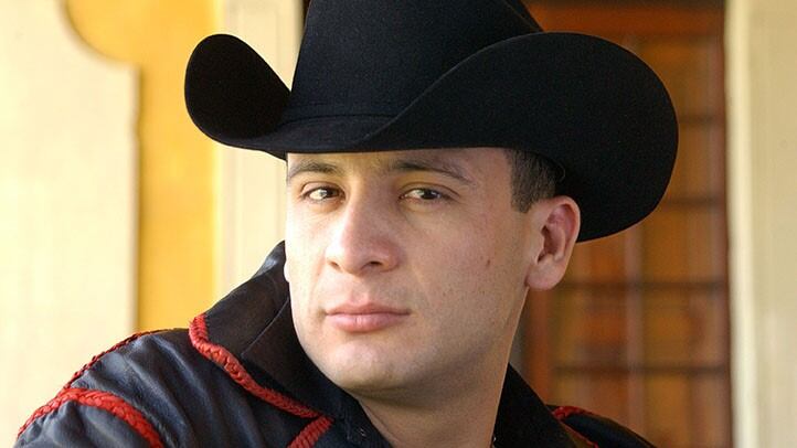 El cantante vive en las calles de la ciudad.