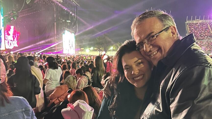Marcelo Ebrard acude a concierto de Black Pink al Foro Sol
