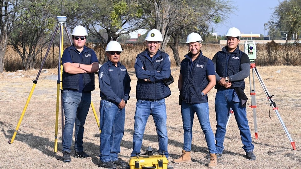 Personal de Topografía de Desarrollo Urbano opera un dron equipado con GNSS durante un levantamiento en León, parte de la nueva estrategia de mapeo 3D de la ciudad.