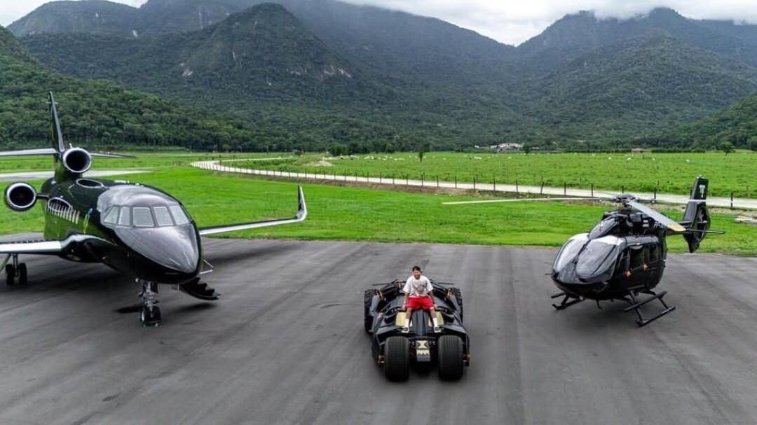 Neymar presumió lujosa colección.