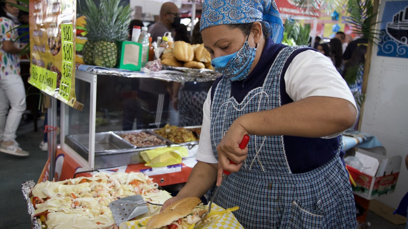 Los precios del pollo, huevo, tortas, tacos, limón, tortillas y gasolina son los que castigan con más fuerza a la economía de las familias, reportó el Inegi.